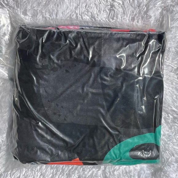 Linda Finegold ALF Black and Grey Checkered Blanket - Picture 2 of 2